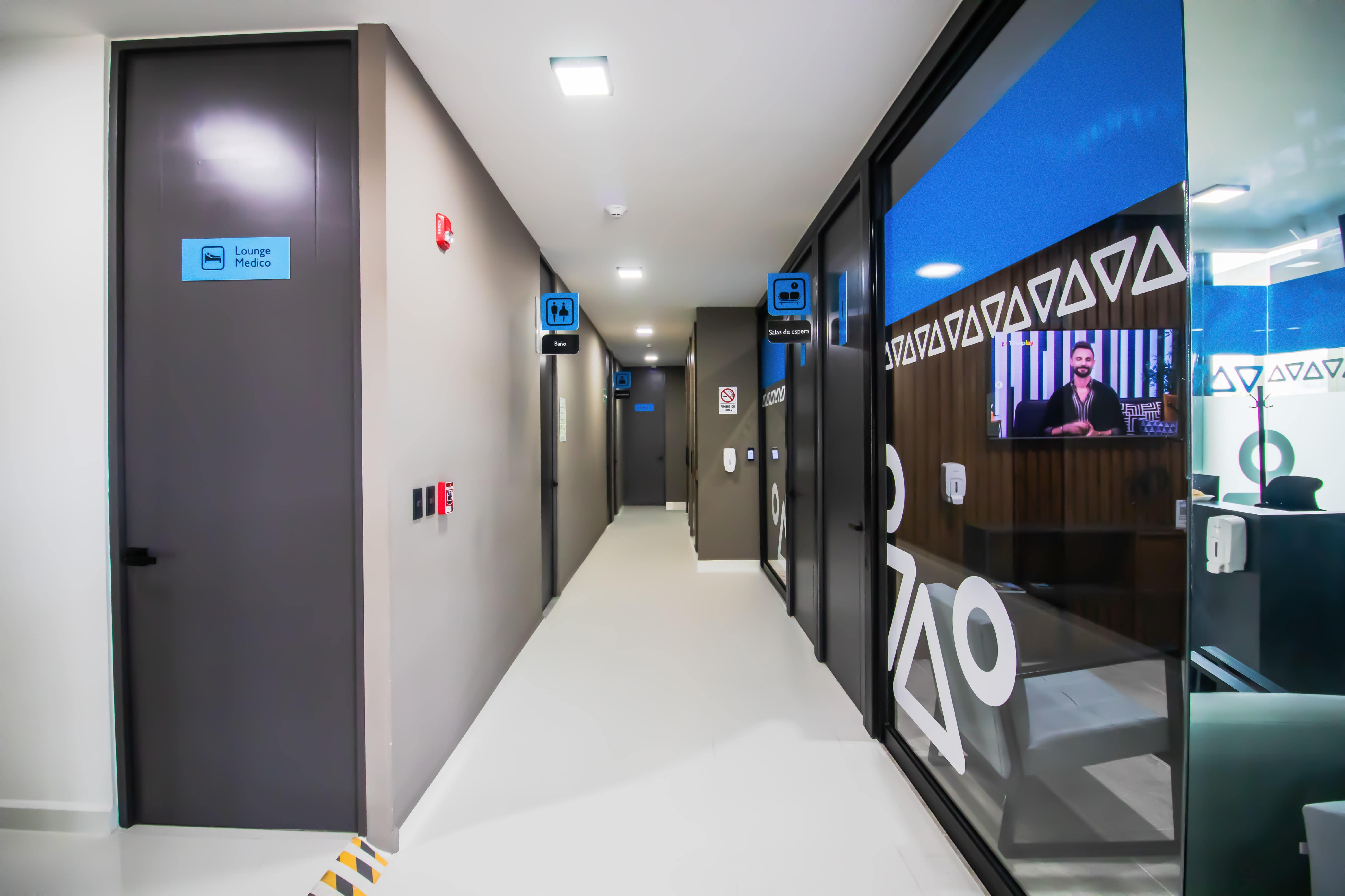Pasillo principal de la clínica